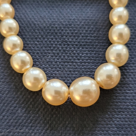 18 inch graduated faux pearl necklace. - Picture 2 of 3